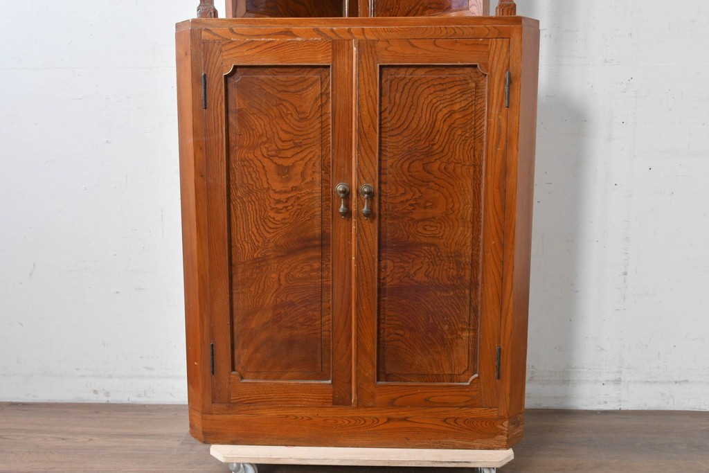 和製アンティーク　上手物!　高級品　欅(ケヤキ)材　上質な杢目が目を引く古い洋館のコーナーキャビネット　(R-087806)