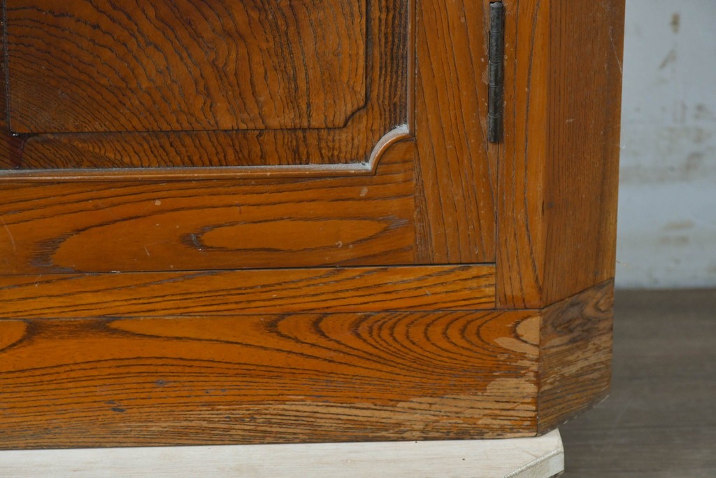 和製アンティーク　上手物!　高級品　欅(ケヤキ)材　上質な杢目が目を引く古い洋館のコーナーキャビネット　(R-087806)