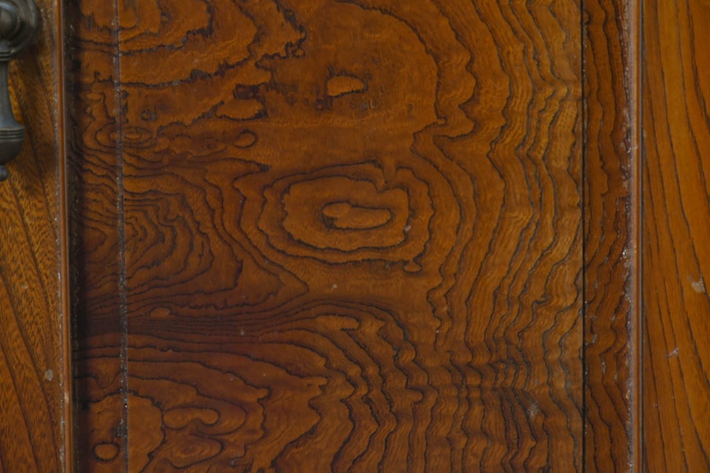 和製アンティーク　上手物!　高級品　欅(ケヤキ)材　上質な杢目が目を引く古い洋館のコーナーキャビネット　(R-087806)