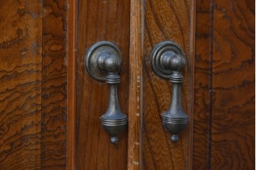 和製アンティーク　上手物!　高級品　欅(ケヤキ)材　上質な杢目が目を引く古い洋館のコーナーキャビネット　(R-087806)