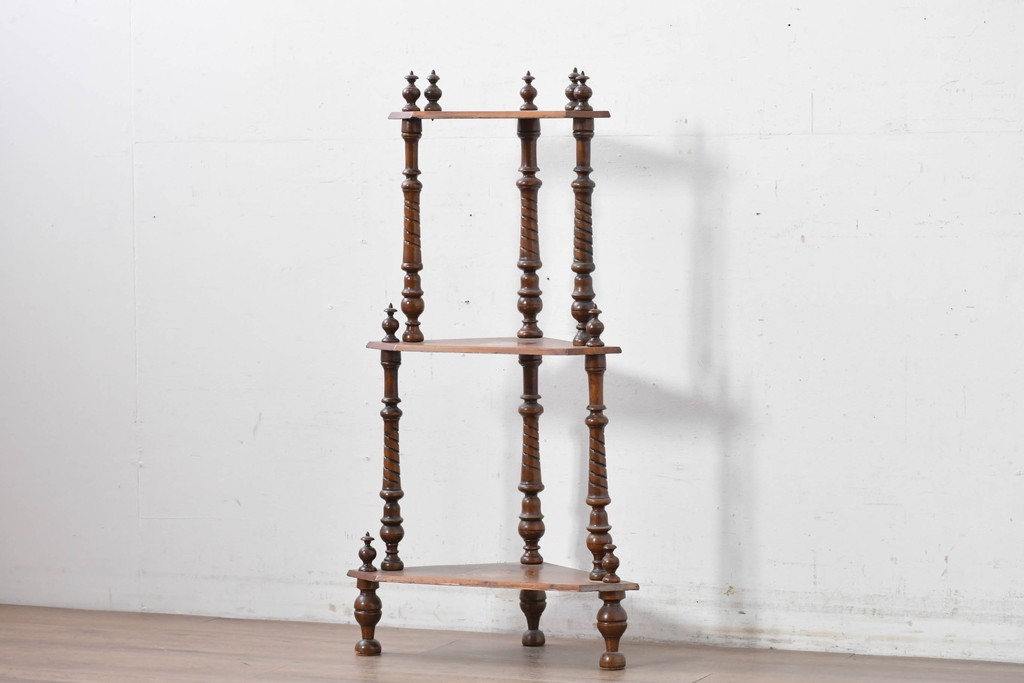 イギリスアンティーク　ウォールナット材　象嵌(インレイ)装飾とツイスト支柱が目を引くコーナーシェルフ　(R-087808)