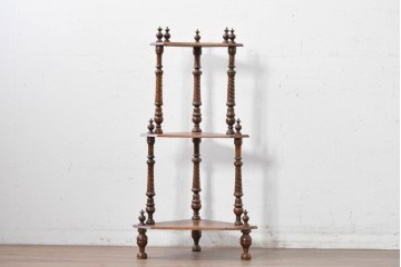 イギリスアンティーク　ウォールナット材　象嵌(インレイ)装飾とツイスト支柱が目を引くコーナーシェルフ　(R-087808)