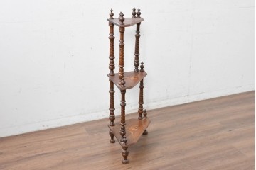 イギリスアンティーク　ウォールナット材　象嵌(インレイ)装飾とツイスト支柱が目を引くコーナーシェルフ　(R-087808)