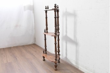 イギリスアンティーク　ウォールナット材　象嵌(インレイ)装飾とツイスト支柱が目を引くコーナーシェルフ　(R-087808)