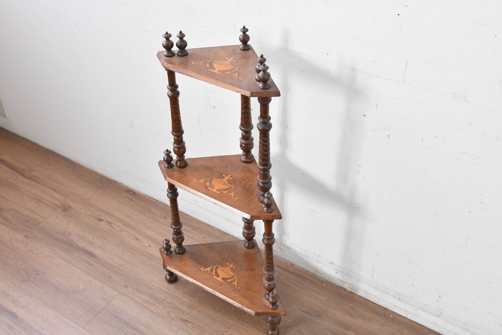 イギリスアンティーク　ウォールナット材　象嵌(インレイ)装飾とツイスト支柱が目を引くコーナーシェルフ　(R-087808)