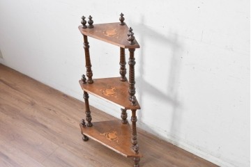 イギリスアンティーク　ウォールナット材　象嵌(インレイ)装飾とツイスト支柱が目を引くコーナーシェルフ　(R-087808)