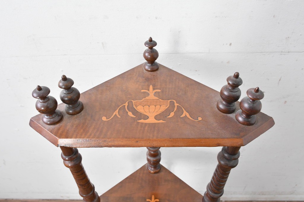 イギリスアンティーク　ウォールナット材　象嵌(インレイ)装飾とツイスト支柱が目を引くコーナーシェルフ　(R-087808)