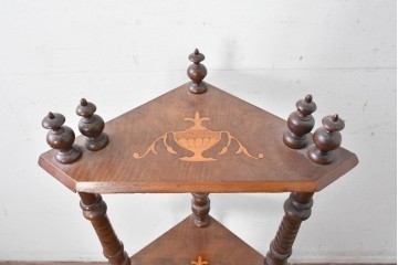 イギリスアンティーク　ウォールナット材　象嵌(インレイ)装飾とツイスト支柱が目を引くコーナーシェルフ　(R-087808)