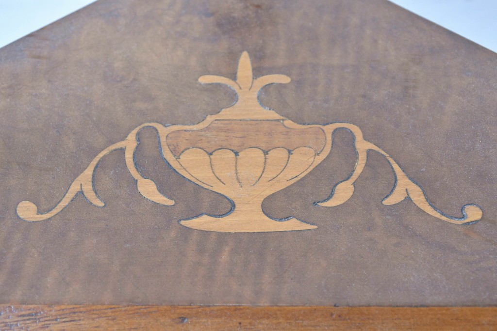 イギリスアンティーク　ウォールナット材　象嵌(インレイ)装飾とツイスト支柱が目を引くコーナーシェルフ　(R-087808)