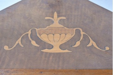 イギリスアンティーク　ウォールナット材　象嵌(インレイ)装飾とツイスト支柱が目を引くコーナーシェルフ　(R-087808)