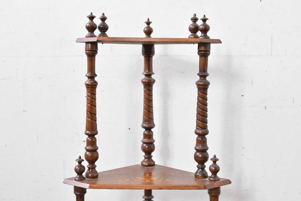 イギリスアンティーク　ウォールナット材　象嵌(インレイ)装飾とツイスト支柱が目を引くコーナーシェルフ　(R-087808)