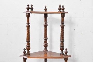 イギリスアンティーク　ウォールナット材　象嵌(インレイ)装飾とツイスト支柱が目を引くコーナーシェルフ　(R-087808)