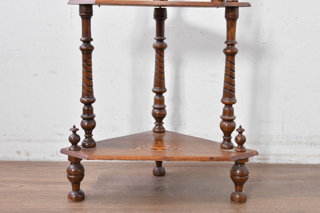 イギリスアンティーク　ウォールナット材　象嵌(インレイ)装飾とツイスト支柱が目を引くコーナーシェルフ　(R-087808)