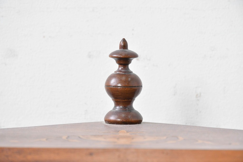 イギリスアンティーク　ウォールナット材　象嵌(インレイ)装飾とツイスト支柱が目を引くコーナーシェルフ　(R-087808)