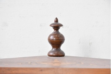 イギリスアンティーク　ウォールナット材　象嵌(インレイ)装飾とツイスト支柱が目を引くコーナーシェルフ　(R-087808)