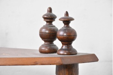 イギリスアンティーク　ウォールナット材　象嵌(インレイ)装飾とツイスト支柱が目を引くコーナーシェルフ　(R-087808)