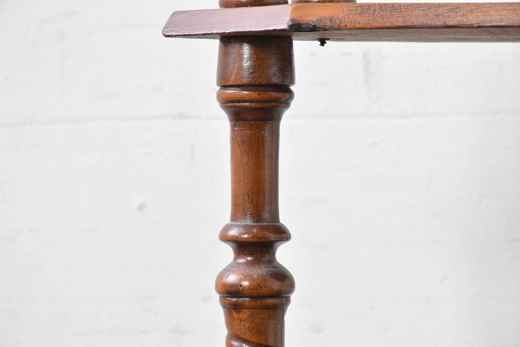 イギリスアンティーク　ウォールナット材　象嵌(インレイ)装飾とツイスト支柱が目を引くコーナーシェルフ　(R-087808)