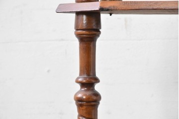 イギリスアンティーク　ウォールナット材　象嵌(インレイ)装飾とツイスト支柱が目を引くコーナーシェルフ　(R-087808)