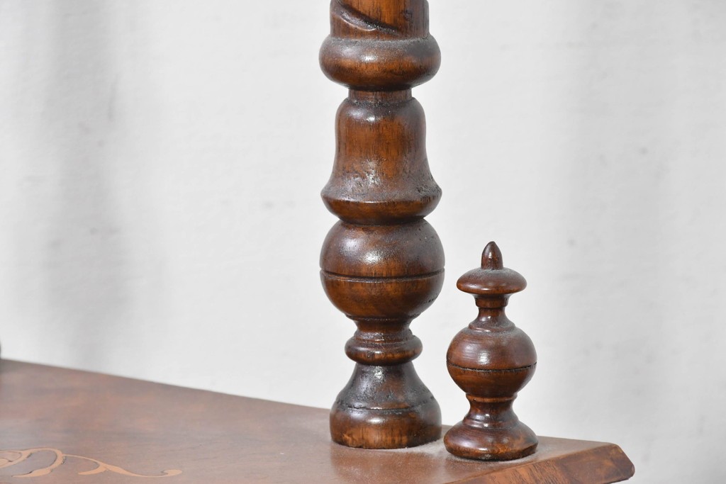 イギリスアンティーク　ウォールナット材　象嵌(インレイ)装飾とツイスト支柱が目を引くコーナーシェルフ　(R-087808)