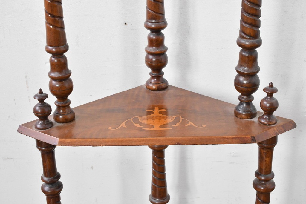 イギリスアンティーク　ウォールナット材　象嵌(インレイ)装飾とツイスト支柱が目を引くコーナーシェルフ　(R-087808)