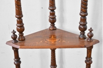 イギリスアンティーク　ウォールナット材　象嵌(インレイ)装飾とツイスト支柱が目を引くコーナーシェルフ　(R-087808)