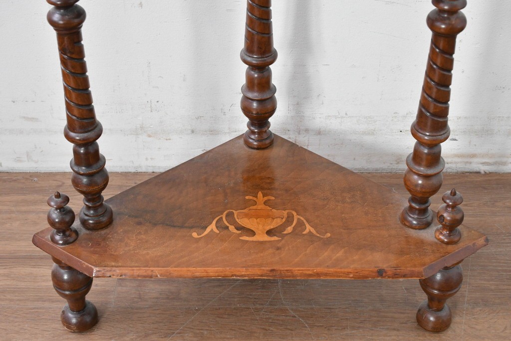 イギリスアンティーク　ウォールナット材　象嵌(インレイ)装飾とツイスト支柱が目を引くコーナーシェルフ　(R-087808)