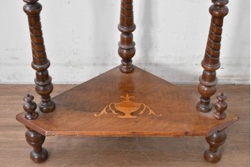 イギリスアンティーク　ウォールナット材　象嵌(インレイ)装飾とツイスト支柱が目を引くコーナーシェルフ　(R-087808)