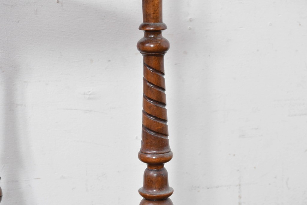 イギリスアンティーク　ウォールナット材　象嵌(インレイ)装飾とツイスト支柱が目を引くコーナーシェルフ　(R-087808)