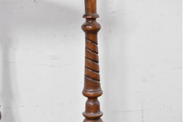 イギリスアンティーク　ウォールナット材　象嵌(インレイ)装飾とツイスト支柱が目を引くコーナーシェルフ　(R-087808)