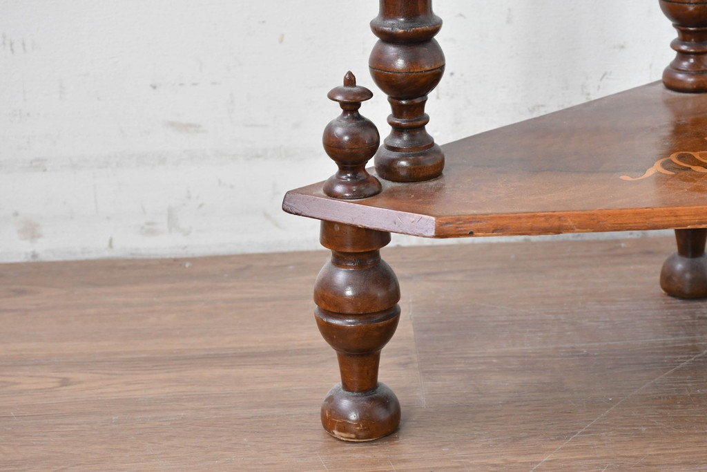 イギリスアンティーク　ウォールナット材　象嵌(インレイ)装飾とツイスト支柱が目を引くコーナーシェルフ　(R-087808)