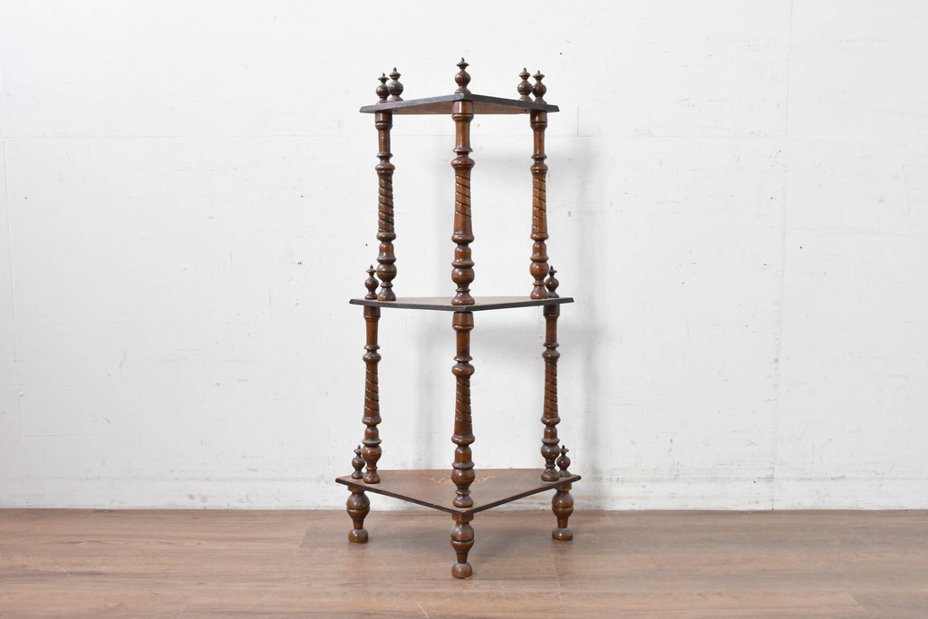 イギリスアンティーク　ウォールナット材　象嵌(インレイ)装飾とツイスト支柱が目を引くコーナーシェルフ　(R-087808)