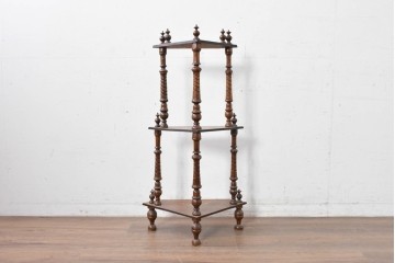 イギリスアンティーク　ウォールナット材　象嵌(インレイ)装飾とツイスト支柱が目を引くコーナーシェルフ　(R-087808)