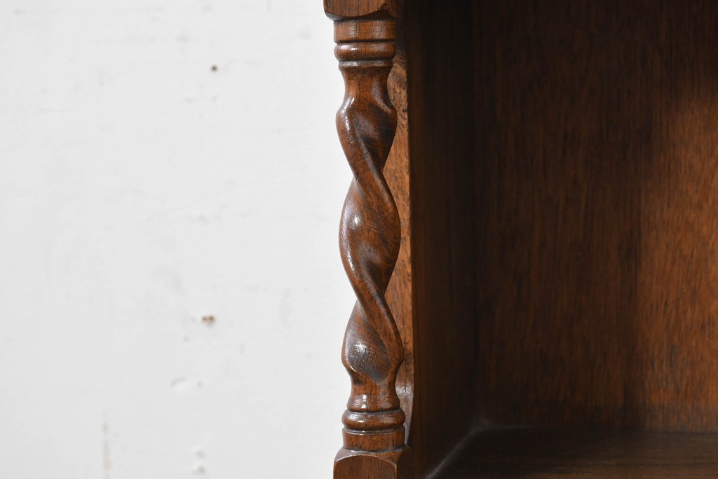 イギリスアンティーク　希少デザイン!　ツイスト支柱が印象的なブックシェルフ　(R-087810)