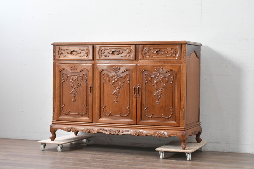 和製ヴィンテージ　花梨(カリン)材　優美な彫刻と猫脚が素敵なクラシカルデザインのサイドボード　(R-087812)