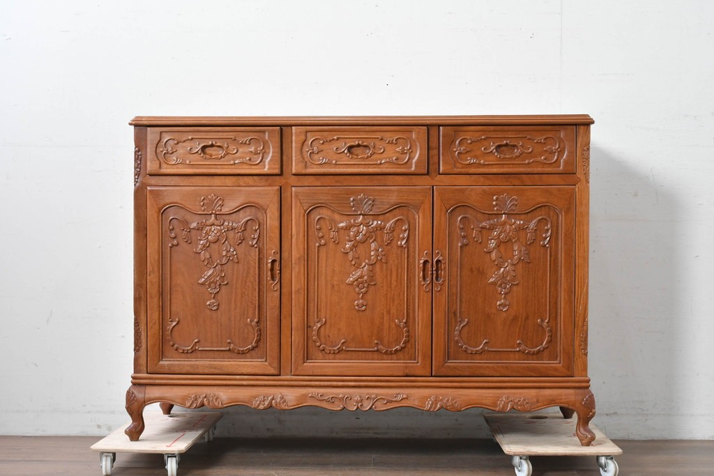 和製ヴィンテージ　花梨(カリン)材　優美な彫刻と猫脚が素敵なクラシカルデザインのサイドボード　(R-087812)