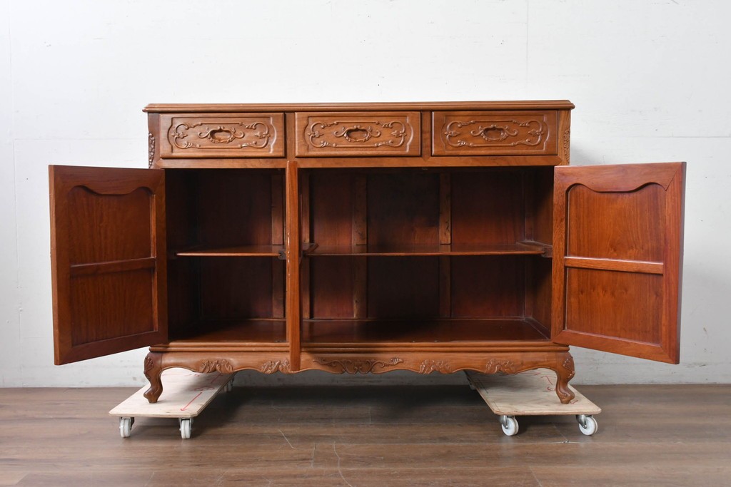 和製ヴィンテージ　花梨(カリン)材　優美な彫刻と猫脚が素敵なクラシカルデザインのサイドボード　(R-087812)