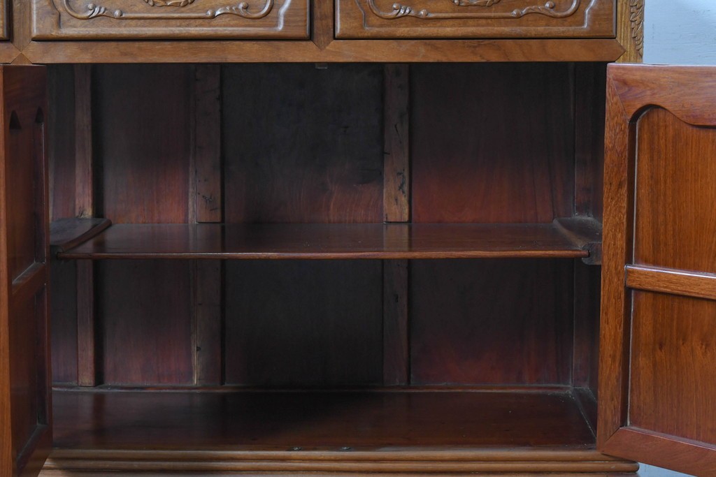 和製ヴィンテージ　花梨(カリン)材　優美な彫刻と猫脚が素敵なクラシカルデザインのサイドボード　(R-087812)