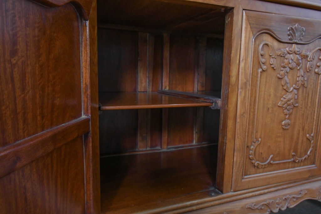 和製ヴィンテージ　花梨(カリン)材　優美な彫刻と猫脚が素敵なクラシカルデザインのサイドボード　(R-087812)