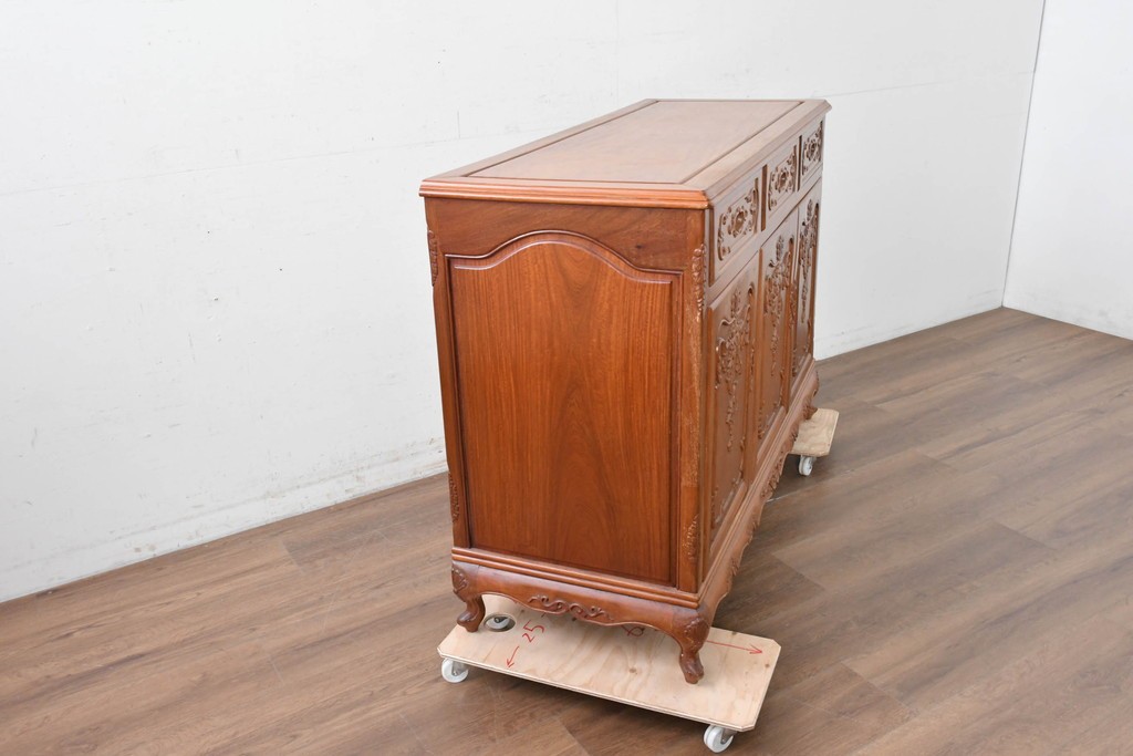 和製ヴィンテージ　花梨(カリン)材　優美な彫刻と猫脚が素敵なクラシカルデザインのサイドボード　(R-087812)