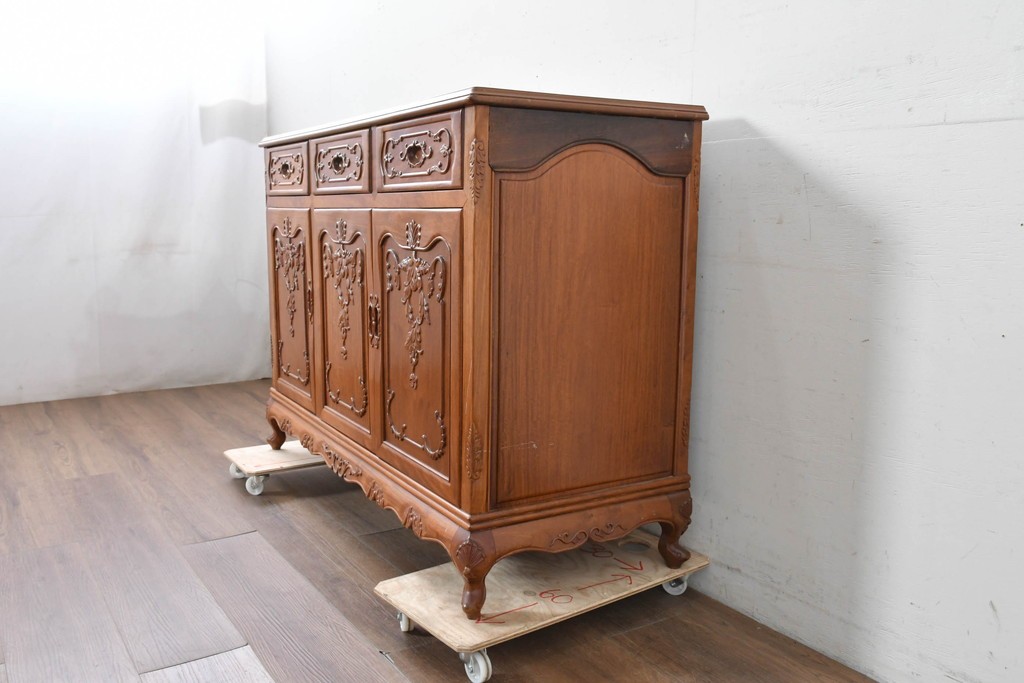 和製ヴィンテージ　花梨(カリン)材　優美な彫刻と猫脚が素敵なクラシカルデザインのサイドボード　(R-087812)