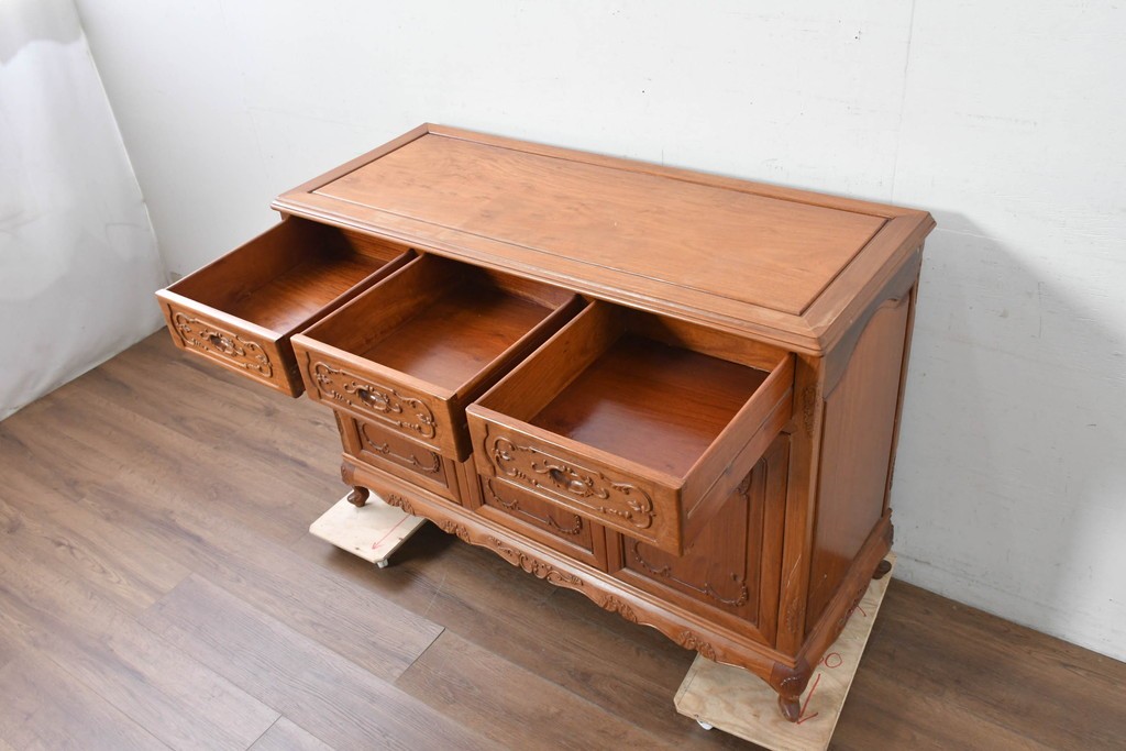 和製ヴィンテージ　花梨(カリン)材　優美な彫刻と猫脚が素敵なクラシカルデザインのサイドボード　(R-087812)