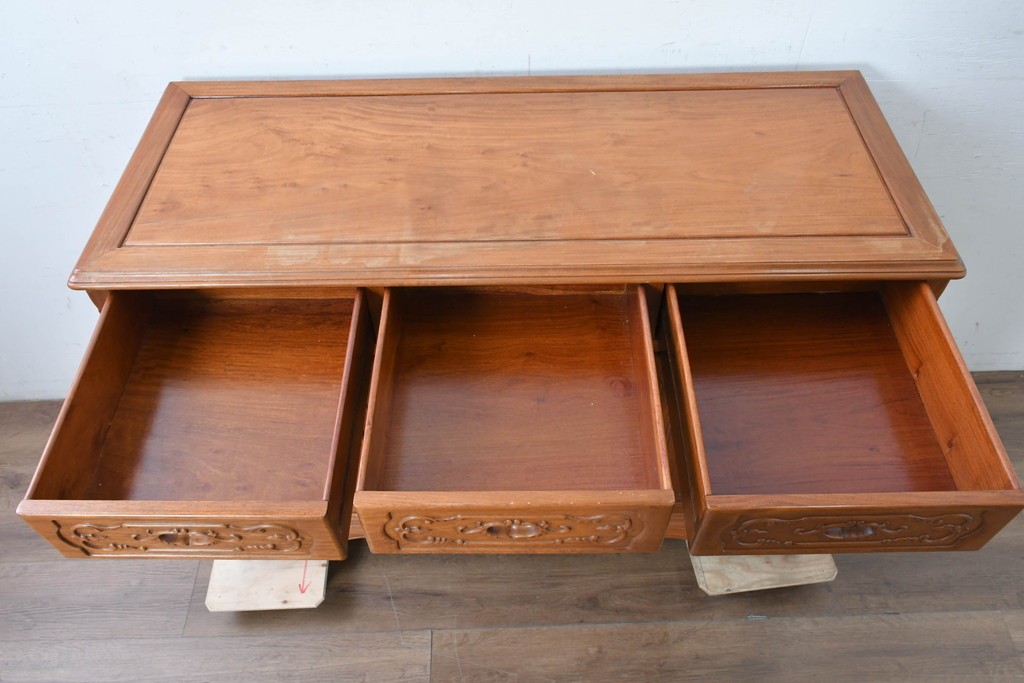 和製ヴィンテージ　花梨(カリン)材　優美な彫刻と猫脚が素敵なクラシカルデザインのサイドボード　(R-087812)