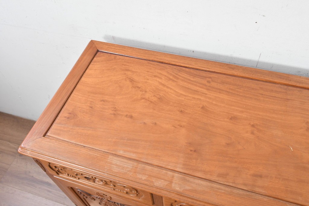 和製ヴィンテージ　花梨(カリン)材　優美な彫刻と猫脚が素敵なクラシカルデザインのサイドボード　(R-087812)