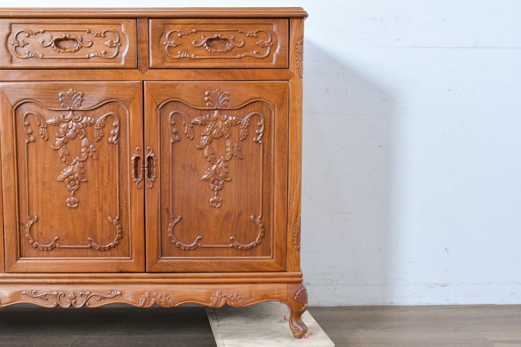 和製ヴィンテージ　花梨(カリン)材　優美な彫刻と猫脚が素敵なクラシカルデザインのサイドボード　(R-087812)