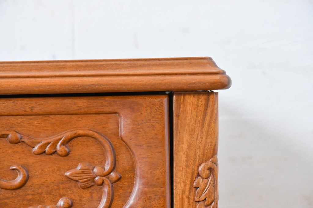 和製ヴィンテージ　花梨(カリン)材　優美な彫刻と猫脚が素敵なクラシカルデザインのサイドボード　(R-087812)