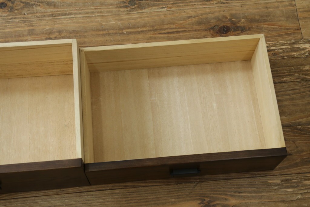 中古　美品　カリモク家具(karimoku)　美しい木目が映える ! 和モダンデザインのサイドボード　(R-087813)