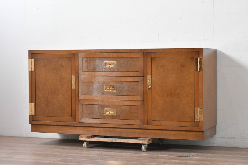 中古　カリモク家具(karimoku)　domani(ドマーニ)　Morganton(モーガントン)　希少なライトコニャック色　直線的でシンプルなデザインにゴールドの金具が映えるサイドボード　現行定価約45万円　(R-087814)