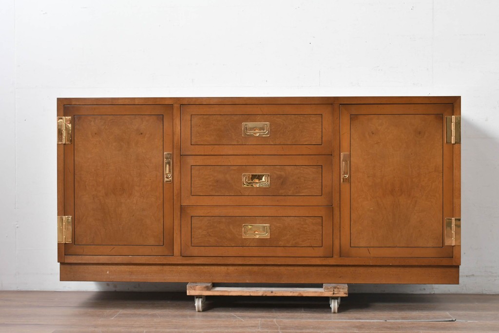 中古　カリモク家具(karimoku)　domani(ドマーニ)　Morganton(モーガントン)　希少なライトコニャック色　直線的でシンプルなデザインにゴールドの金具が映えるサイドボード　現行定価約45万円　(R-087814)