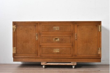 中古　カリモク家具(karimoku)　domani(ドマーニ)　Morganton(モーガントン)　希少なライトコニャック色　直線的でシンプルなデザインにゴールドの金具が映えるサイドボード　現行定価約45万円　(R-087814)