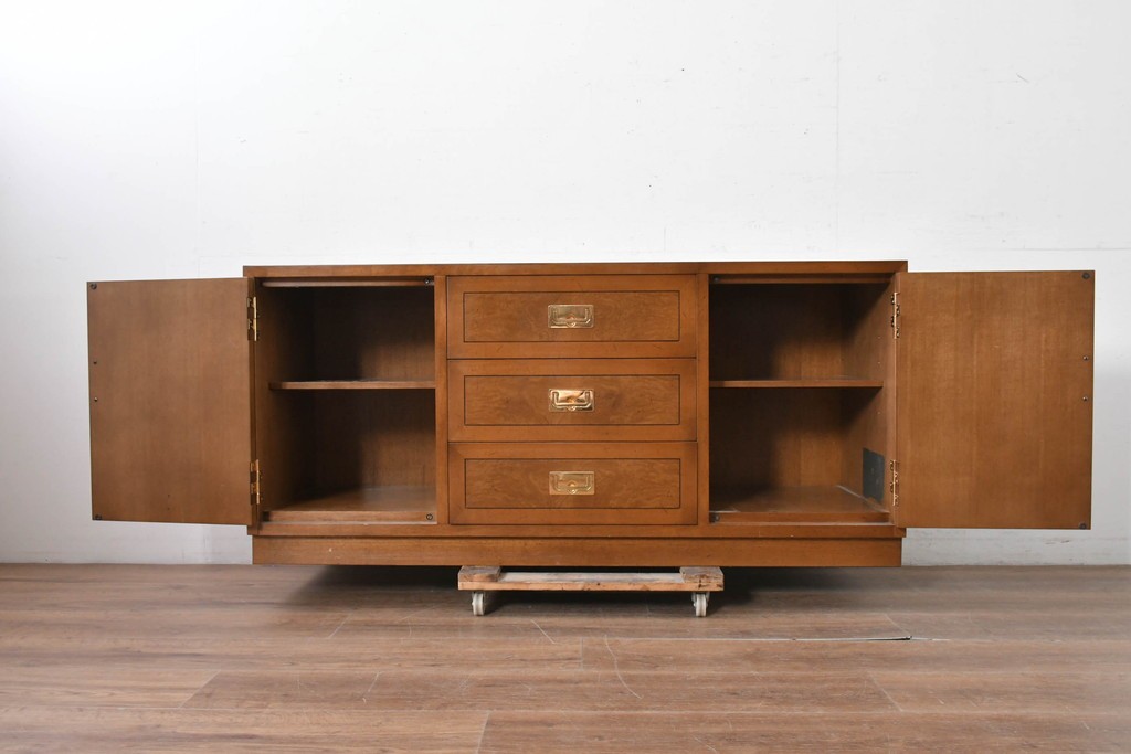 中古　カリモク家具(karimoku)　domani(ドマーニ)　Morganton(モーガントン)　希少なライトコニャック色　直線的でシンプルなデザインにゴールドの金具が映えるサイドボード　現行定価約45万円　(R-087814)